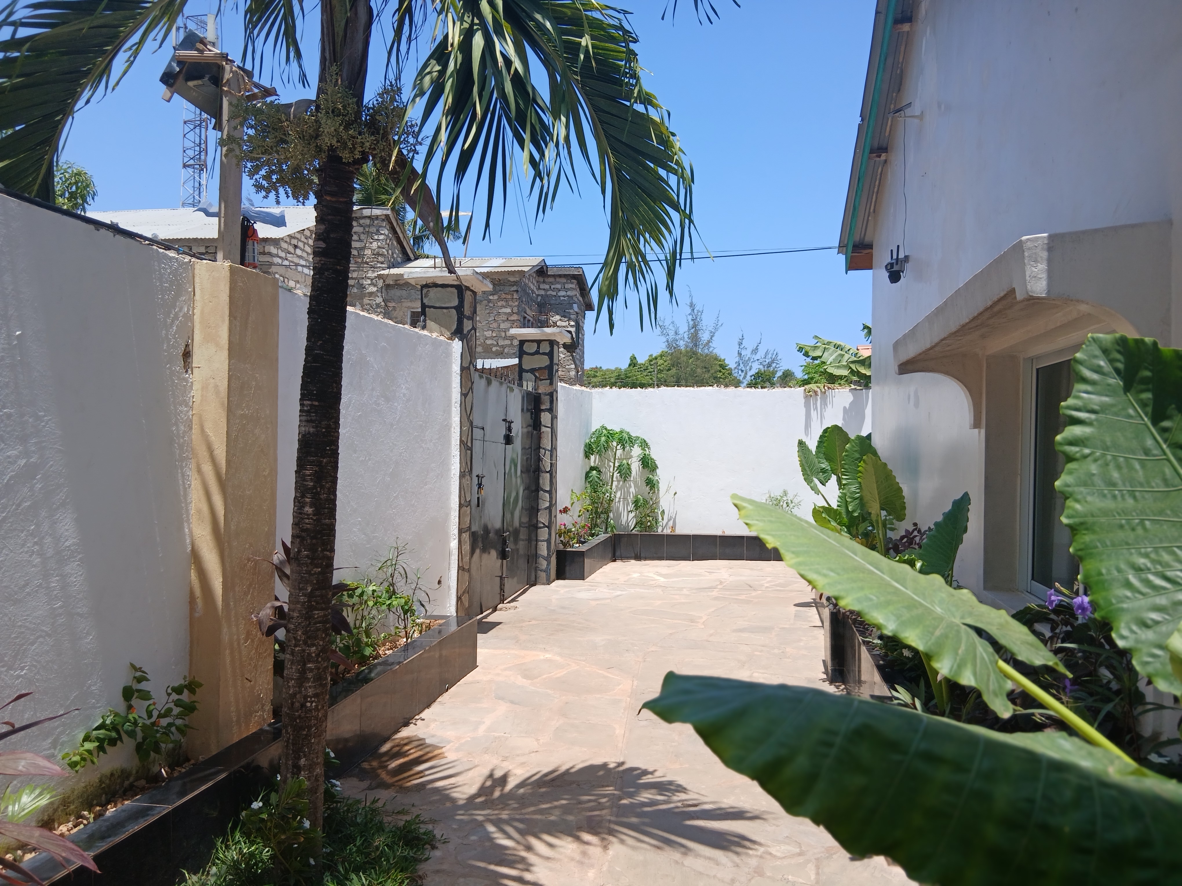 Magutu Villa courtyard